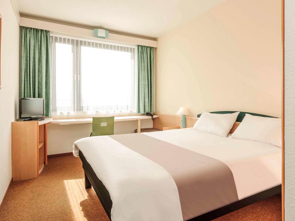 Ibis Rostock Am Stadthafen Bagian luar foto
