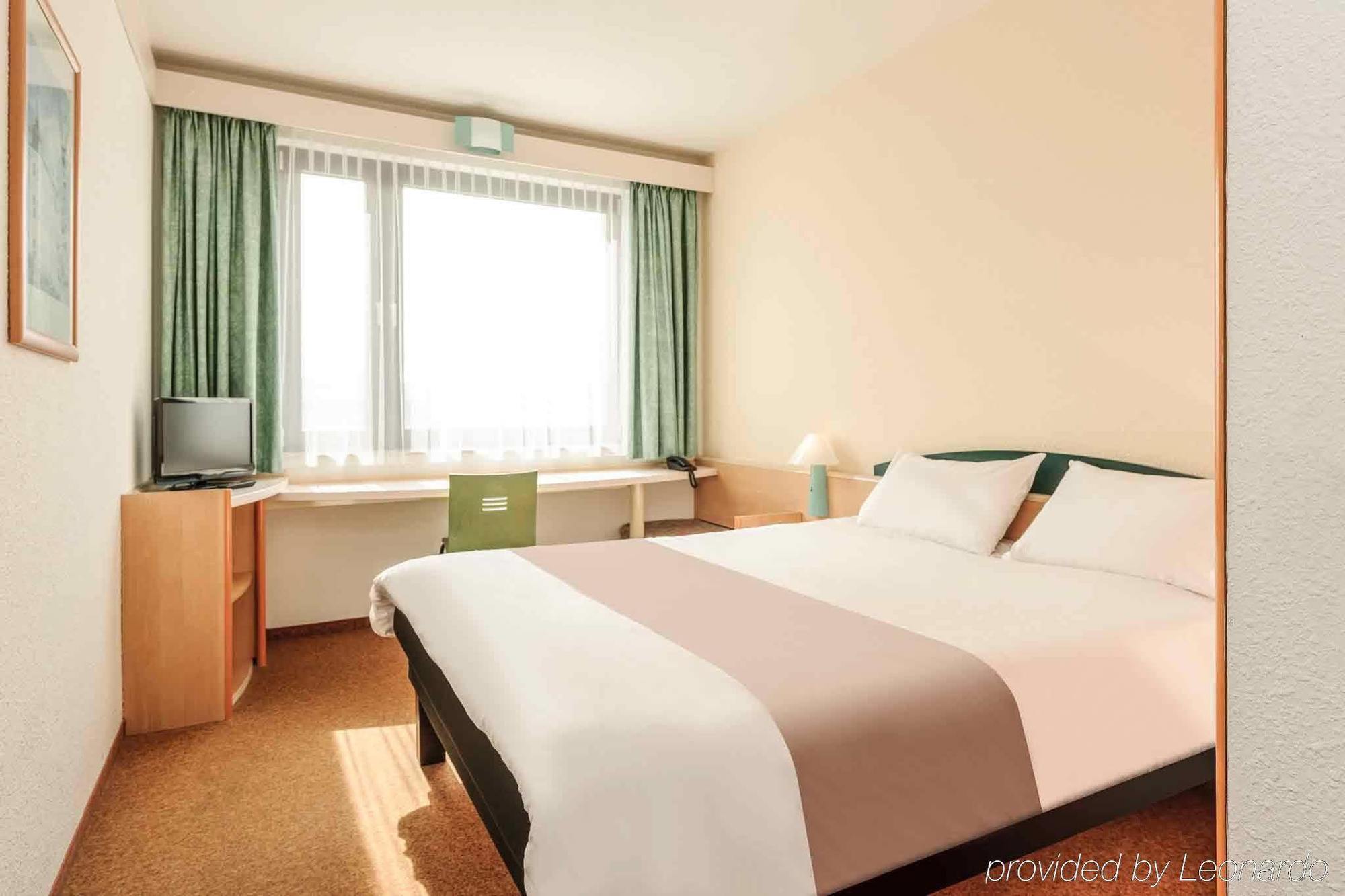 Ibis Rostock Am Stadthafen Bagian luar foto