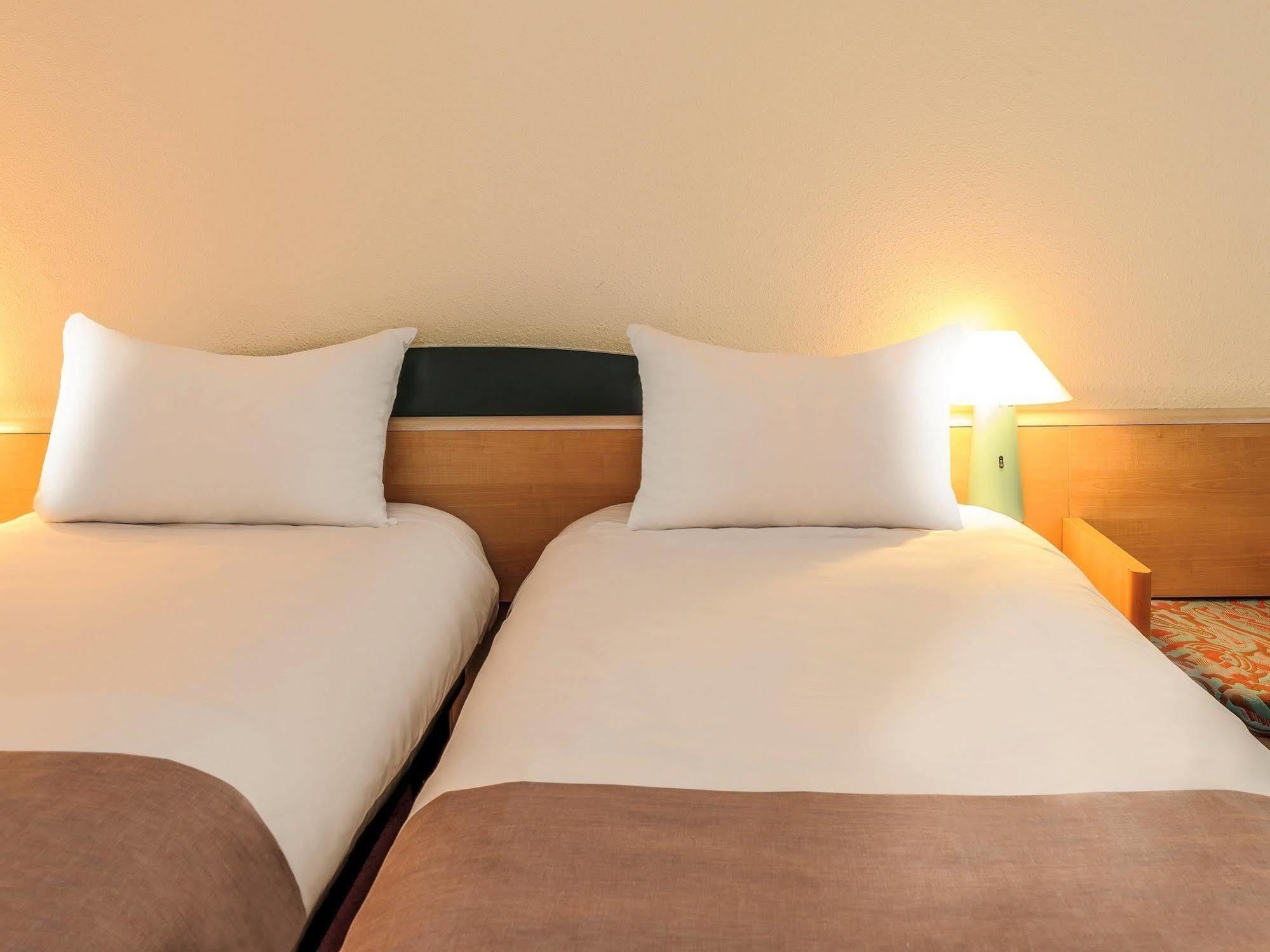 Ibis Rostock Am Stadthafen Bagian luar foto